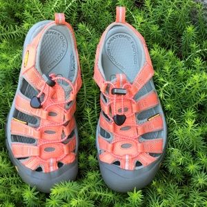 KEEN waterproof sandals 7 peach and gray NWOT
